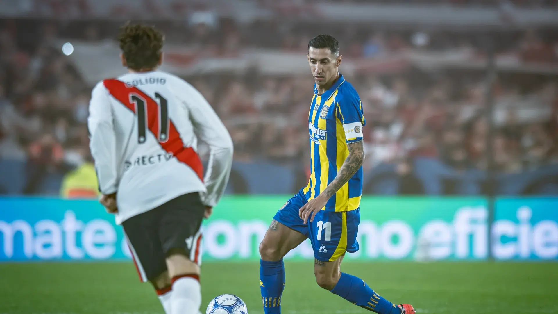 Ángel Di María controla la pelota en la caída de River ante Rosario Central
