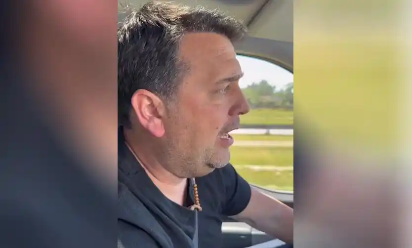 Inhabilitan a conductor que se mostró en redes manejando mientras hacía una videollamada