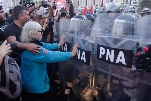 La marcha de jubilados en el Congreso comenzó con incidentes: la policía aplica el protocolo antipiquetes