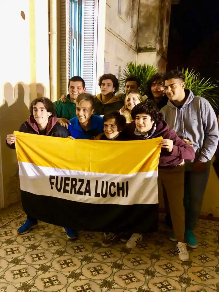 El incondicional apoyo de los amigos de Luciano Ortubia y el saludo de los Jaguares