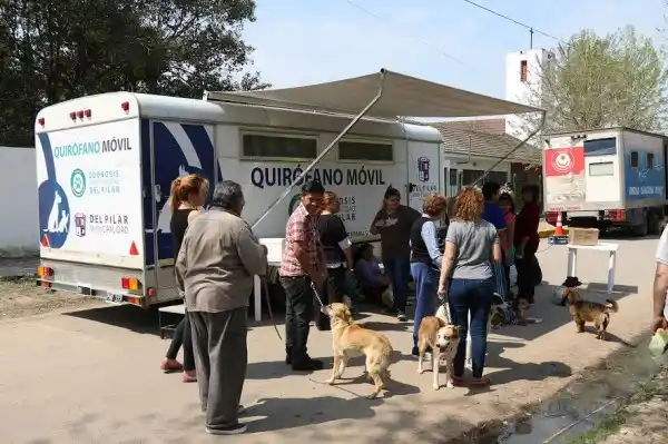 El quirófano móvil sigue recorriendo los barrios