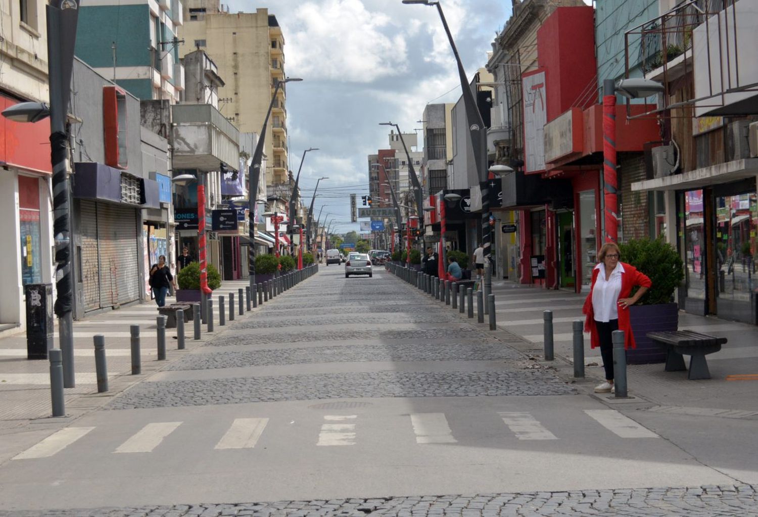 El Intendente decretó el cierre de comercios no esenciales a partir de este viernes