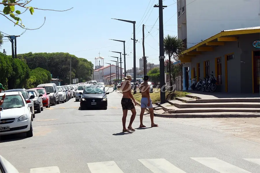 Roban pertenencias a turistas del interior de sus vehículos