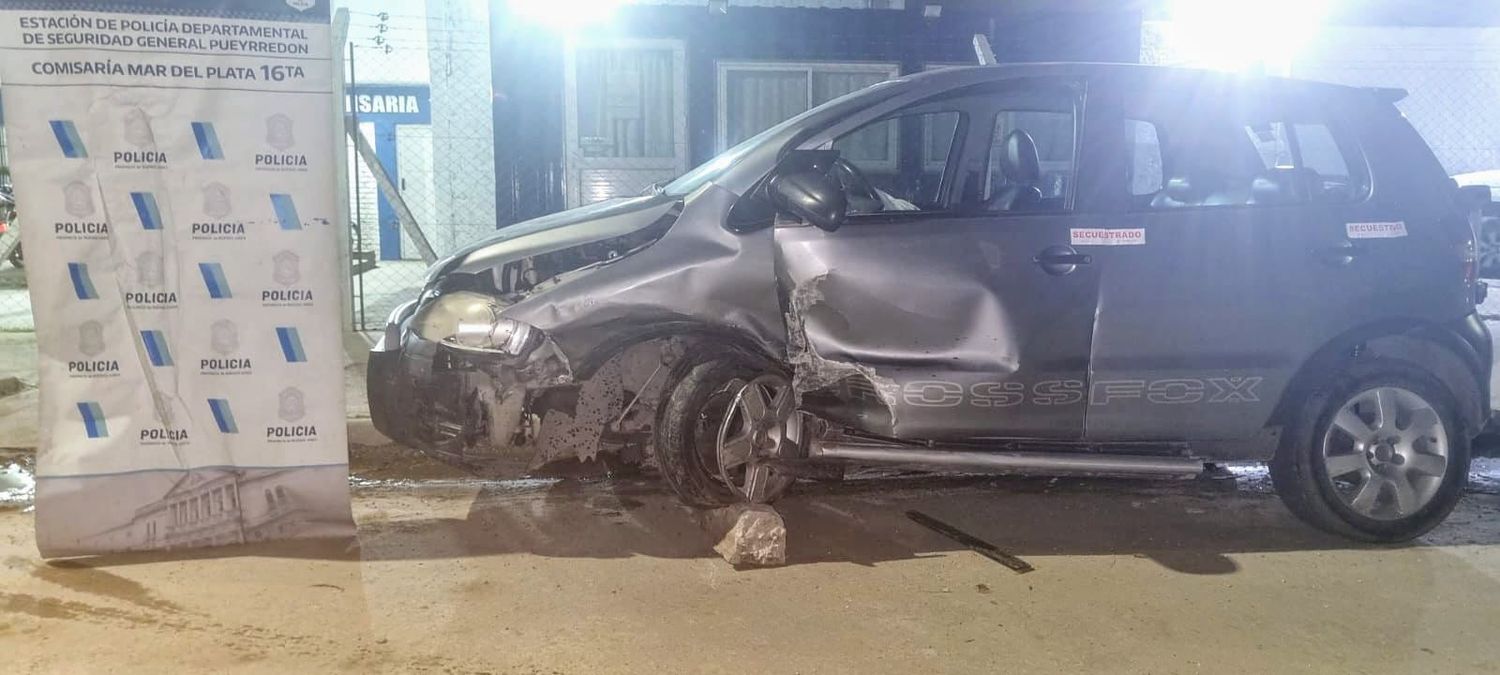 Por esquivar un bache, se produjo un choque en una calle de doble mano