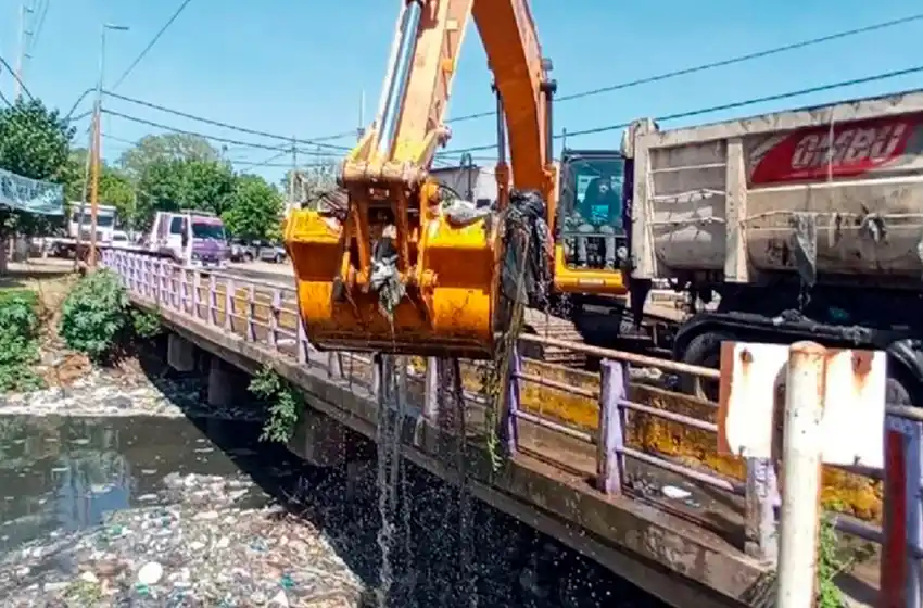 El gobierno bonaerense despliega operativos de limpieza en arroyos, canales y zanjas