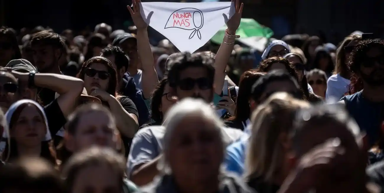 La Plaza de Mayo se colmó durante la jornada por el 50° aniversario del golpe de Estado de 1976. Foto: Xinhua
