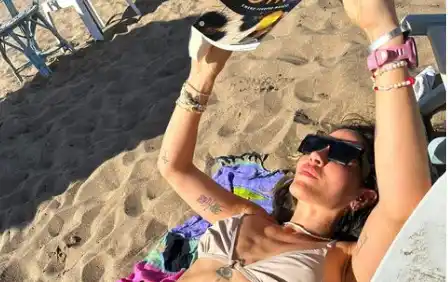 Jimena Barón en las playas de Quequén