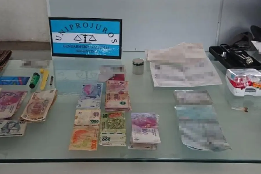 Se presentaron a retirar una encomienda con más de 15 kilos de marihuana y quedaron detenidos