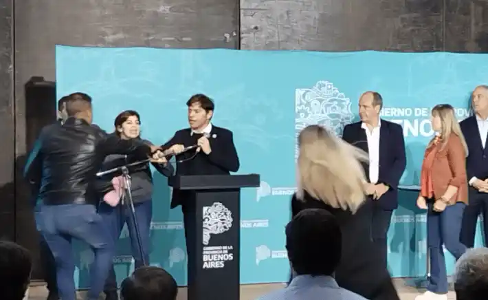 Tenso momento en Brandsen: Una mujer irrumpió en el discurso de Kicillof y fue echada por la seguridad