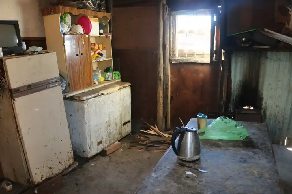 La Cocina. Pisos de tierra, paredes de chapa y cartón, recurrentes en la zona 