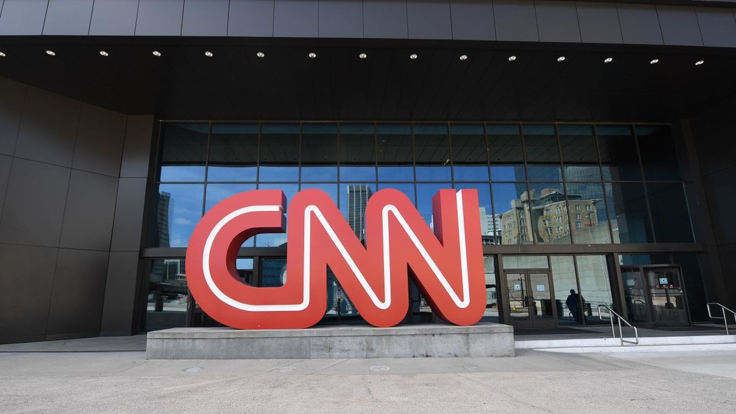 La CNN despidió a tres empleados por no estar vacunados