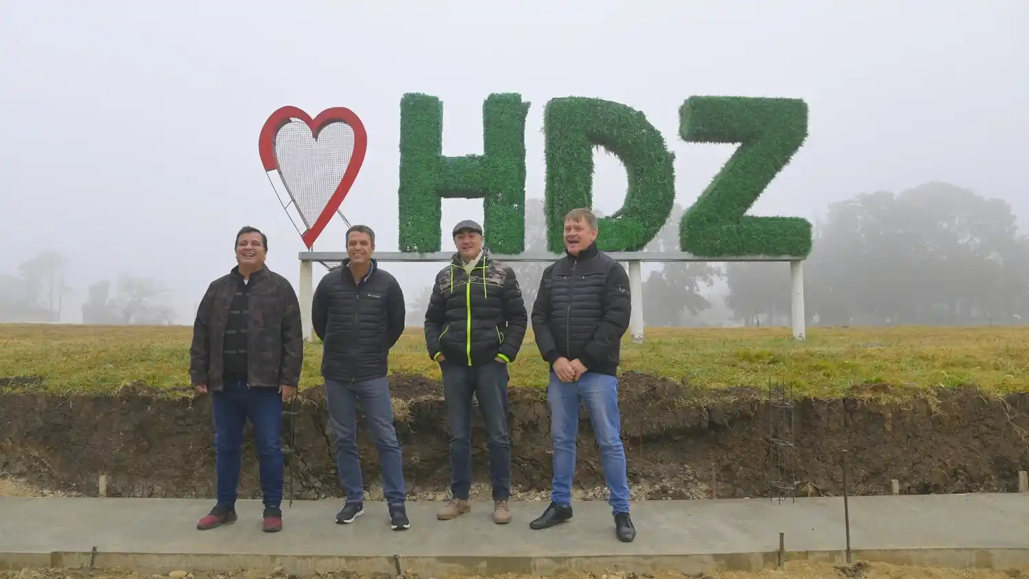 Cresto recorrió obras en Hernández y habló de federalismo