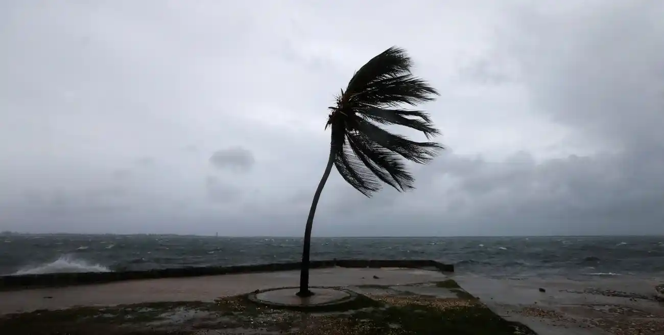 El viento en la costa de Kingston mientras se acercaba el huracán Melissa, en Jamaica. REUTERS/Octavio Jones