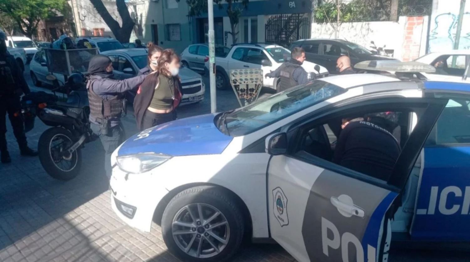 Dejó a su bebé encerrado en el auto mientras se "hacía las uñas"