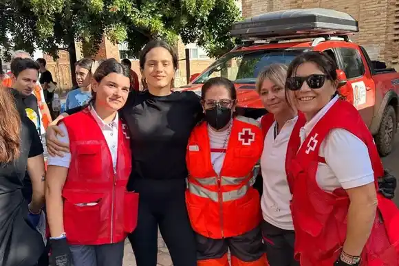 ROSALÍA se suma al voluntariado en Valencia: ASÍ REACCIONÓ LA GENTE (+Video)