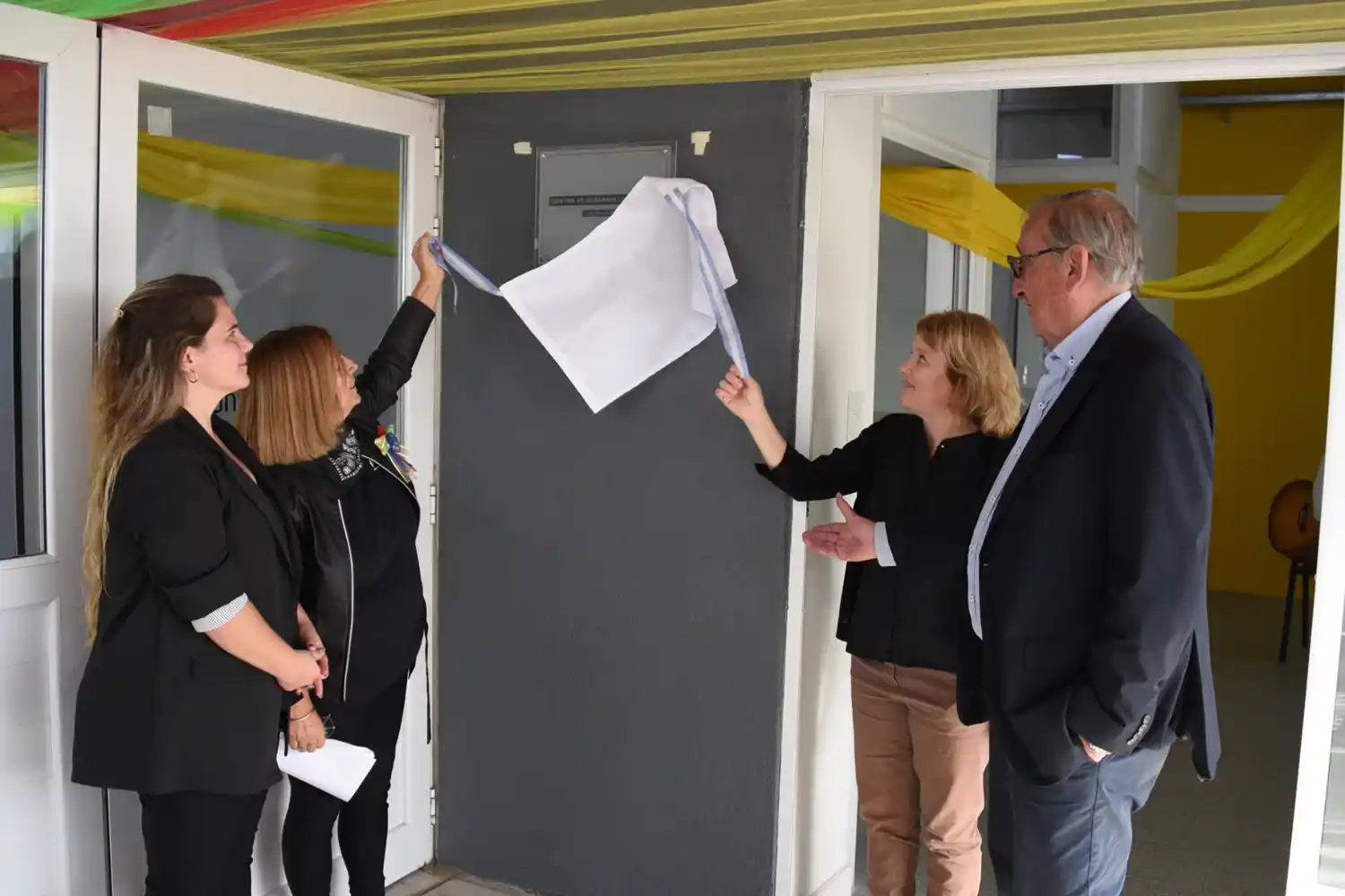 Tras el tradicional corte de cinta, se descubrió una placa.