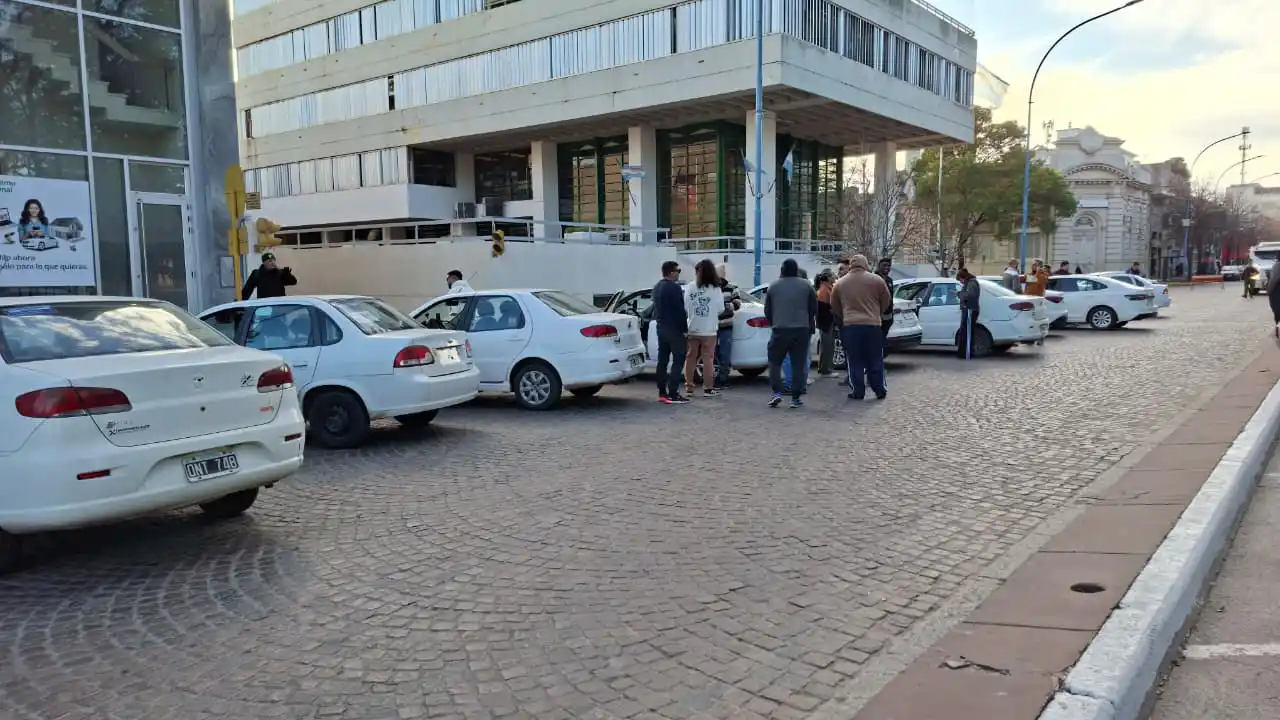 Remiseros rafaelinos lanzaron su protesta frente a la Municipalidad contra las apps de viajes ilegales