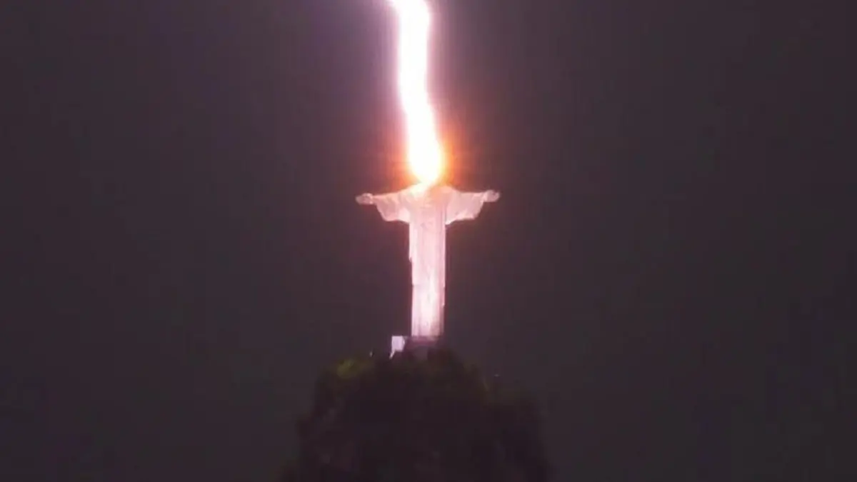 VEA el momento preciso en que un rayo IMPACTA en la cabeza del Cristo Redentor de Brasil