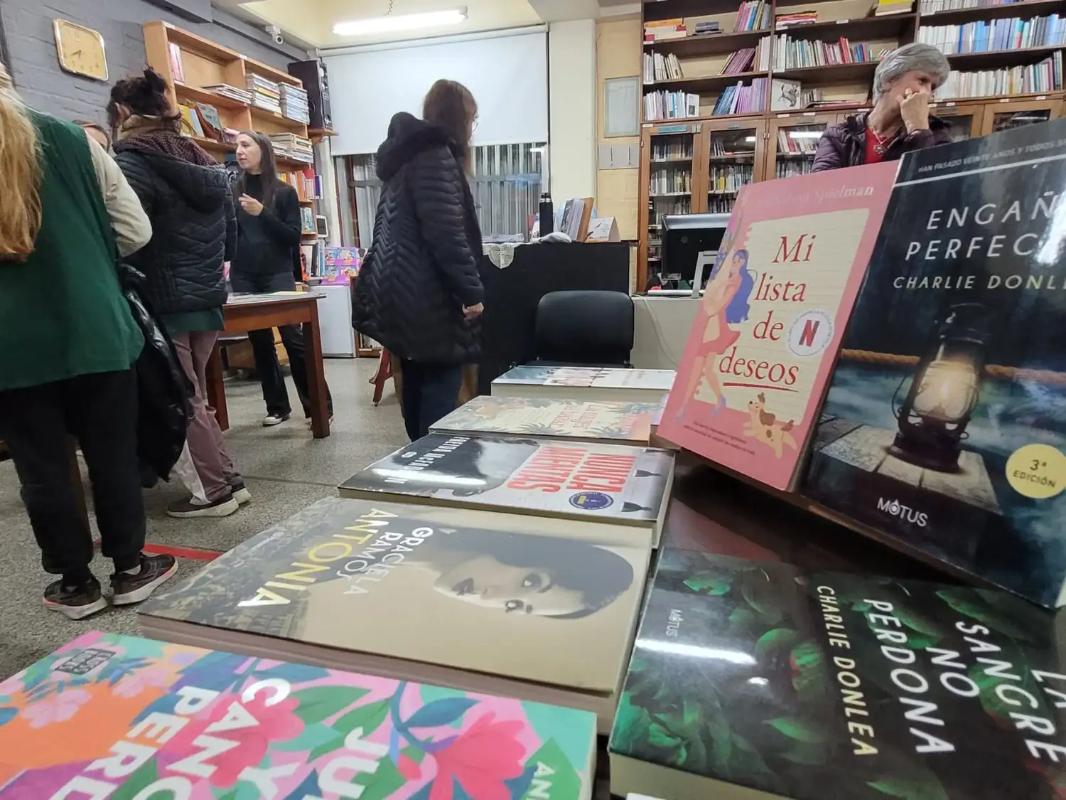 Las obras literarias están disponibles para los visitantes a la muestra. Foto: Sur24.