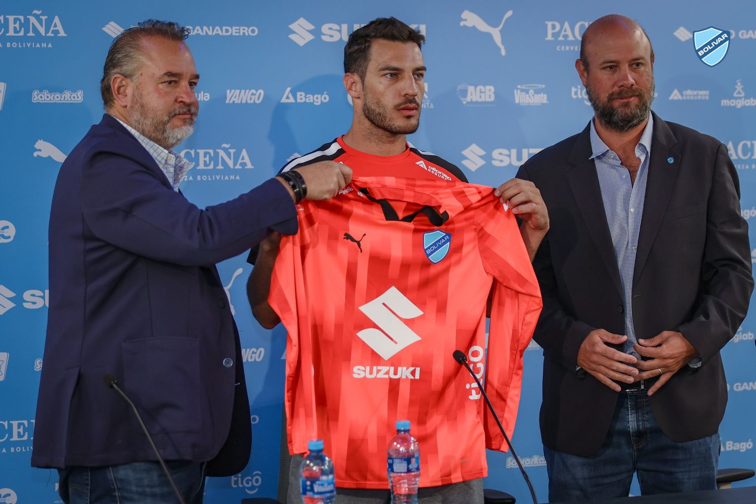 El arquero de Murphy posando con la camiseta en la presentación en Bolivar.