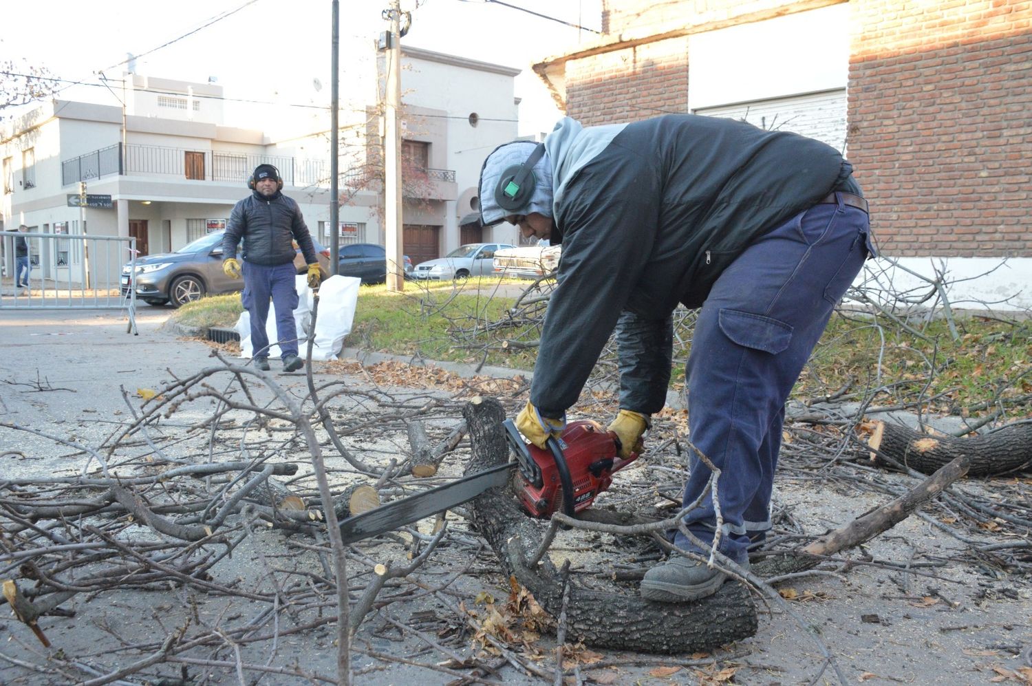 Personal municipal en plena tarea.