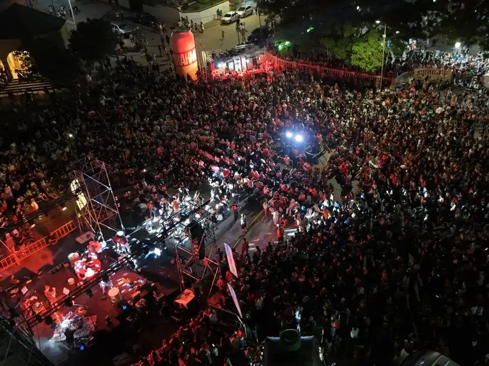 “Carnaval en Costanera” cerró la temporada frente al río a todo ritmo: música, batucadas y pasistas