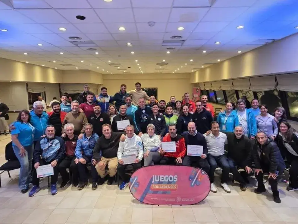 Representantes. De San Cayetano posan junto a autoridades y otros participantes durante el Foro Provincial del Deporte en Mar del Plata