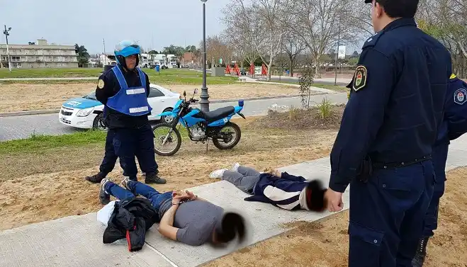La Policía detuvo a tres sujetos que robaron una moto