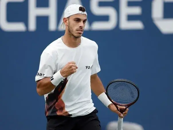 Fran Cerúndolo debutó con un triunfo ante Roman Safiullin en el Master chino. Foto: X