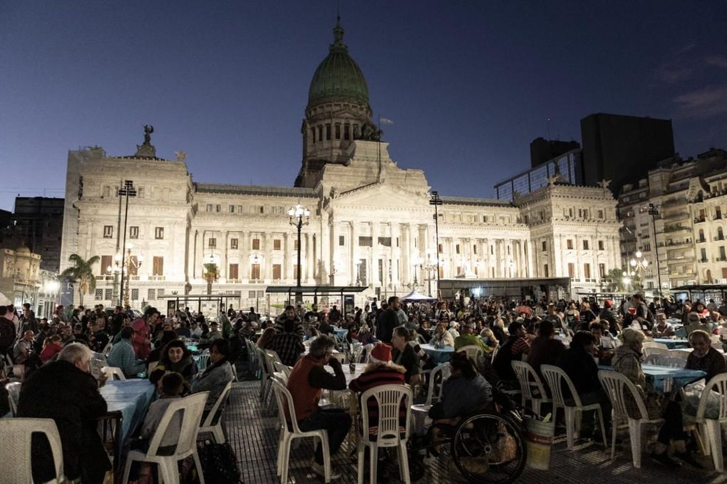 Más de 4.000 personas participaron de una cena solidaria de Navidad frente al Congreso