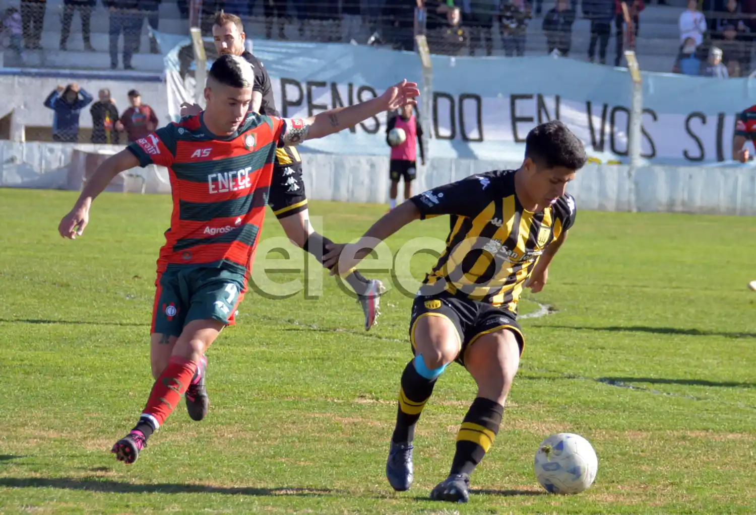 Marín maniobra frente a Vedda. El olavarriense generó la expulsión del capitán visitante.