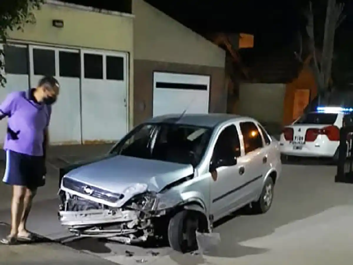 Se despertaron con un auto dentro del dormitorio