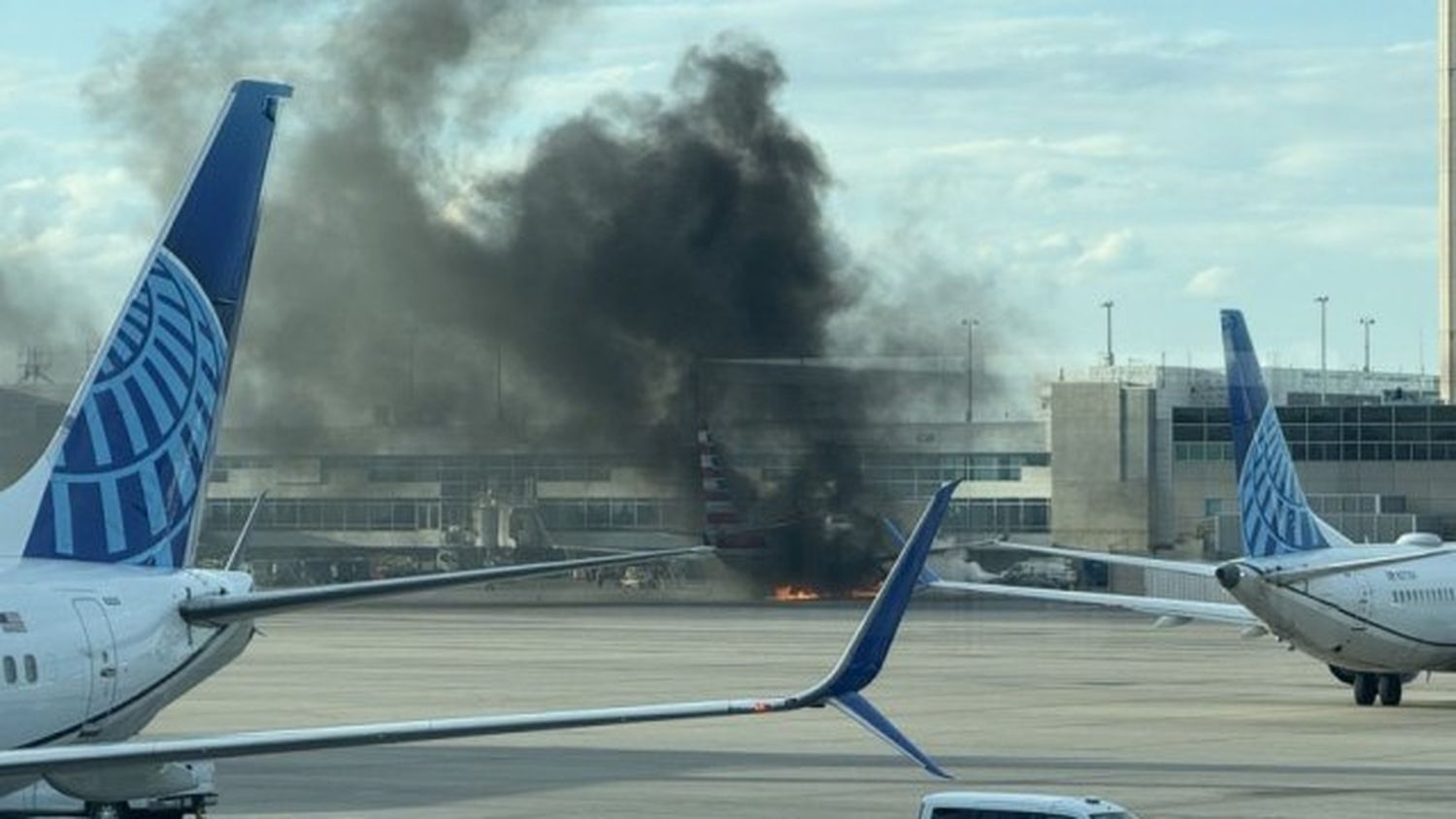 ¡TREMENDO SUSTO! Una docena de heridos por incendio en un avión tras aterrizar en Denver