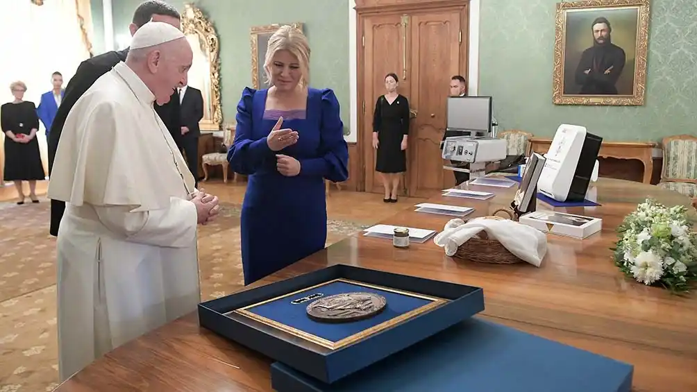 Francisco mantuvo una reunión privada con la presidenta Zuzana Caputova.