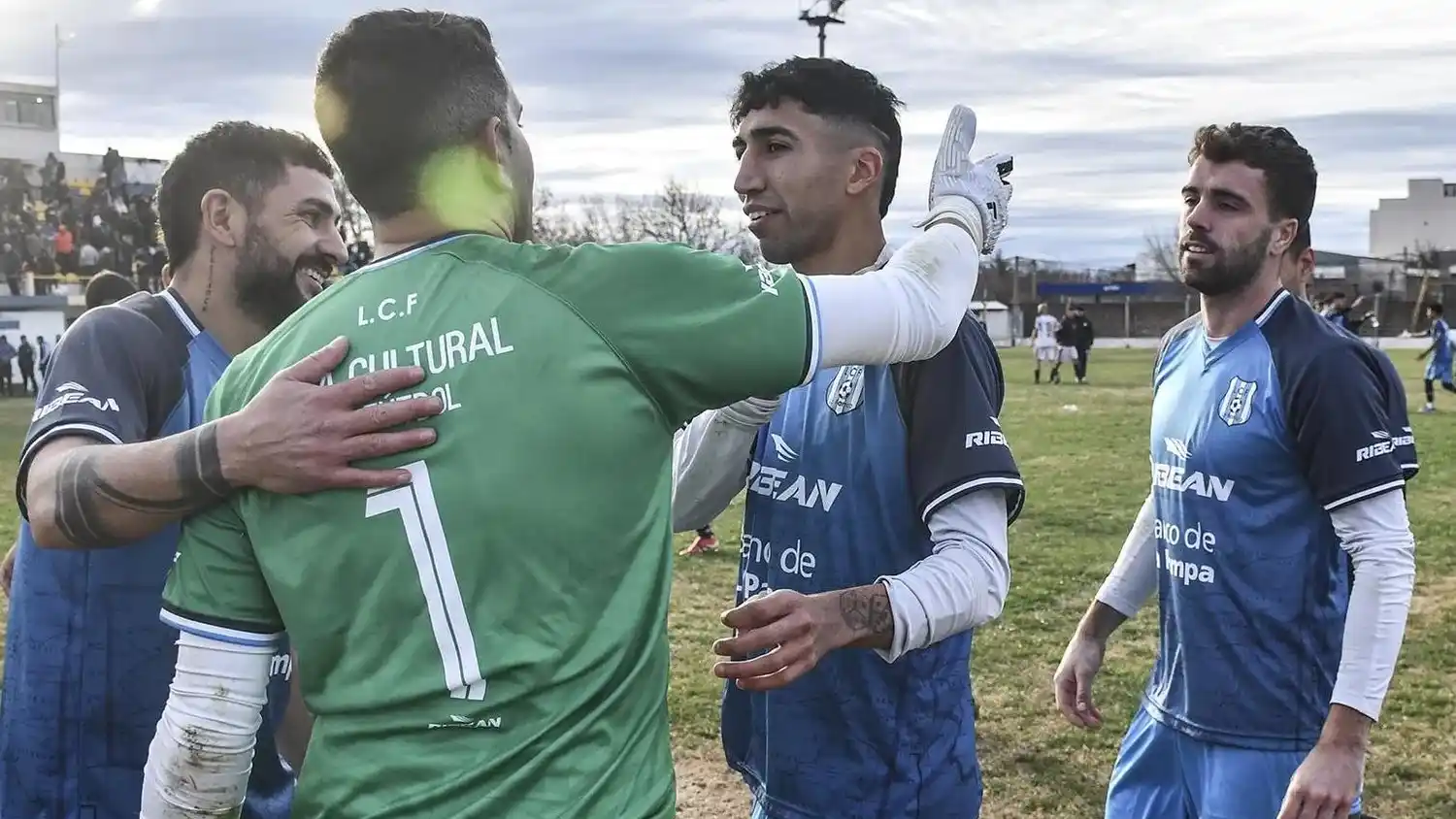 FOTO EL DIARIO DE LA PAMPA Tras los penales, el festejo fue de la Liga Cultural.