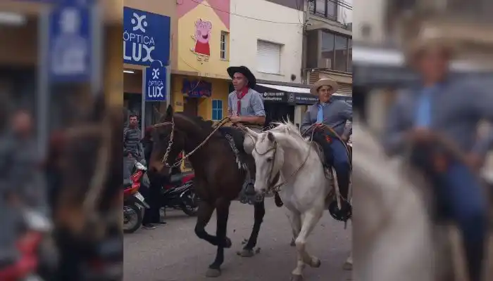 Facundo desfiló junto a su amigo Demian