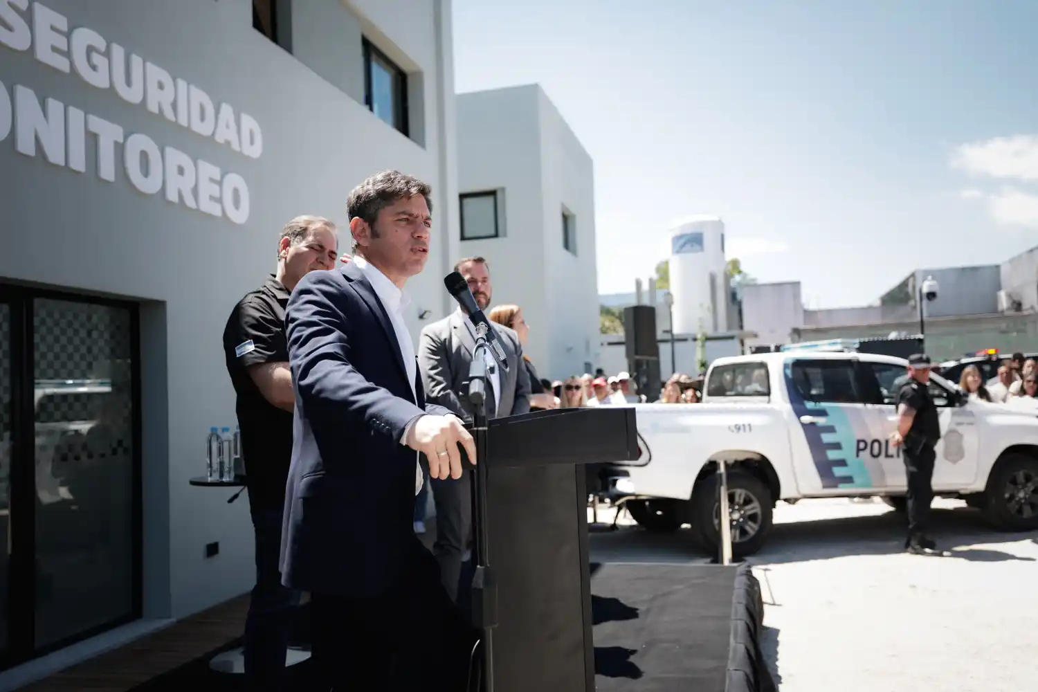 Kicillof entregó móviles policiales para Escobar.