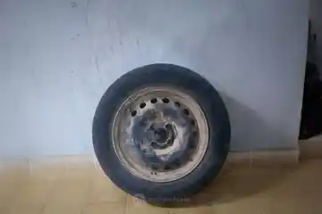 Robando un auto en cuotas: cayó detenido con un neumático y una batería