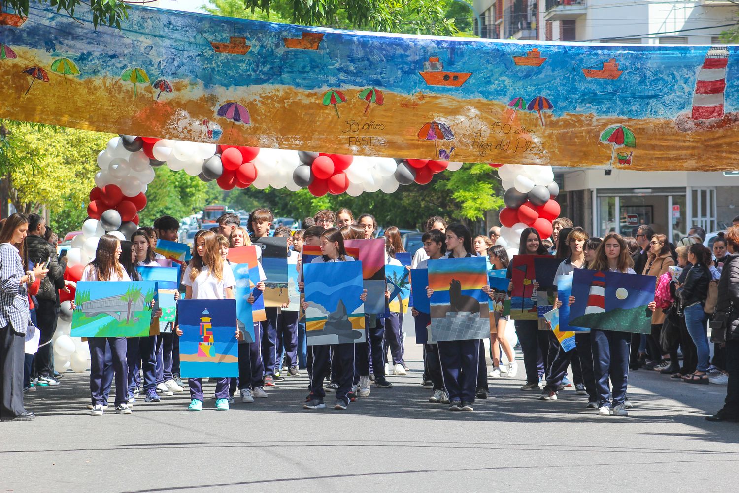 "A lo largo del ciclo lectivo, nuestros niños y jóvenes, han podido redescubrir las características de esta ciudad. Que este desfile nos renueve en el compromiso de continuar el desafío de formar ciudadanos custodios de la herencia cultural recibida", indicó su Representante legal.