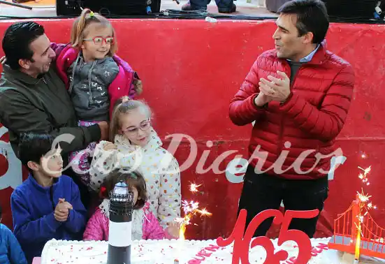 Torta de cumpleaños, música y bailes, en el festejo del 165º aniversario de Quequén