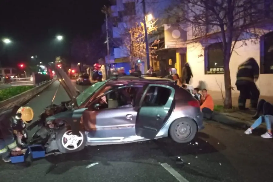 Día del Amigo: viajaban ocho personas en un mismo auto y chocaron contra un cantero