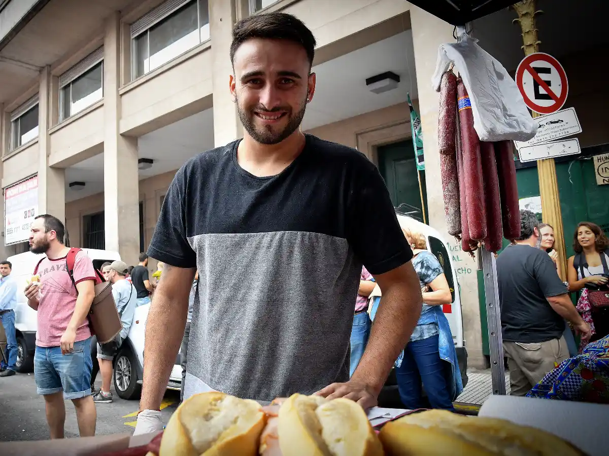 El vendedor al que le confiscaron  los sándwiches de salame pide que le devuelvan la canasta, y otro trabajo  