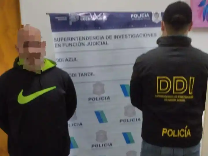 El hombre arrestado fue señalado por la policía como uno de los autores de un asalto ocurrido el lunes pasado.