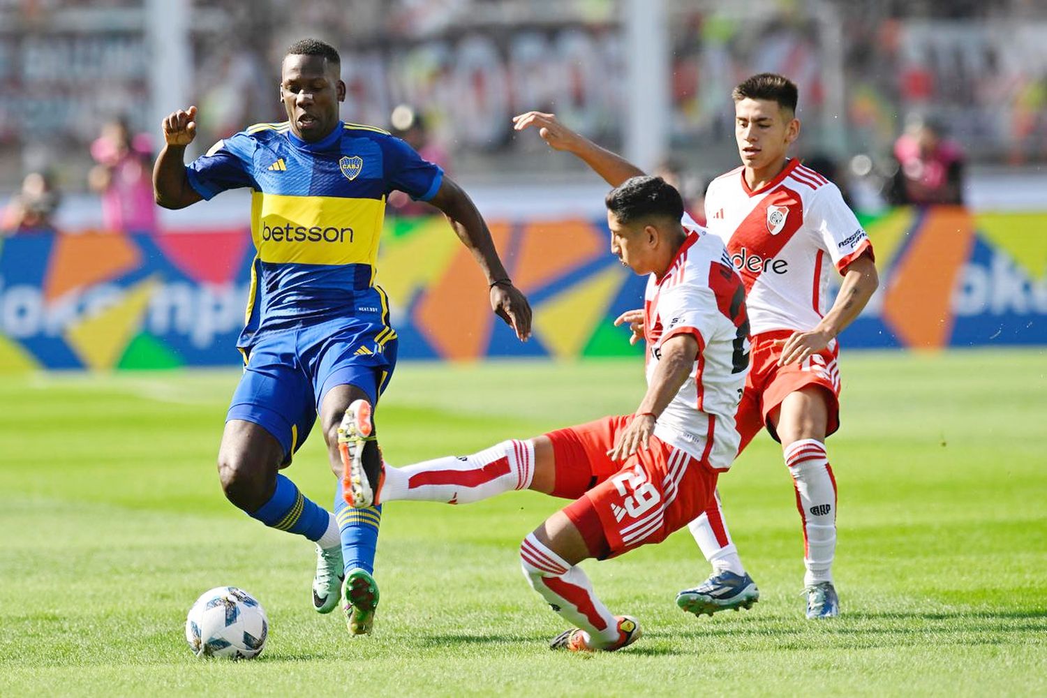 Boca le ganó 3 a 2 a River en Córdoba y se clasificó a las semifinales de la Copa de la Liga