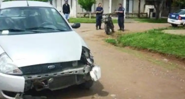 Chocaron moto y auto en Thorne esquina Libertad