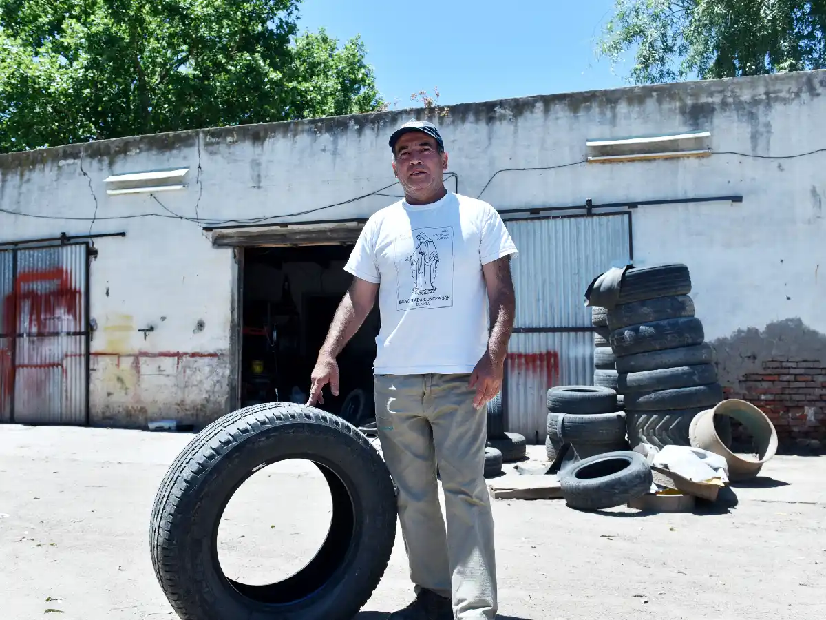 En el taller de Víctor, hacen cola para cambiar neumáticos rotos en la ruta 158