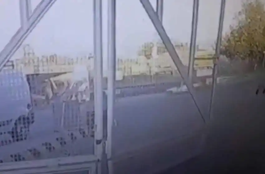 Evadieron un control policial y arrastraron cuatro cuadras a una policía que se colgó del auto para evitar que escaparan