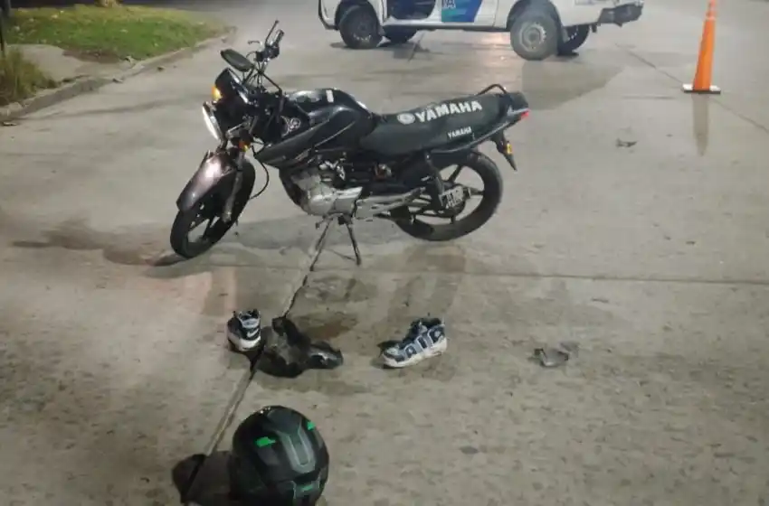 Motociclista chocó contra un camión y fue hospitalizado