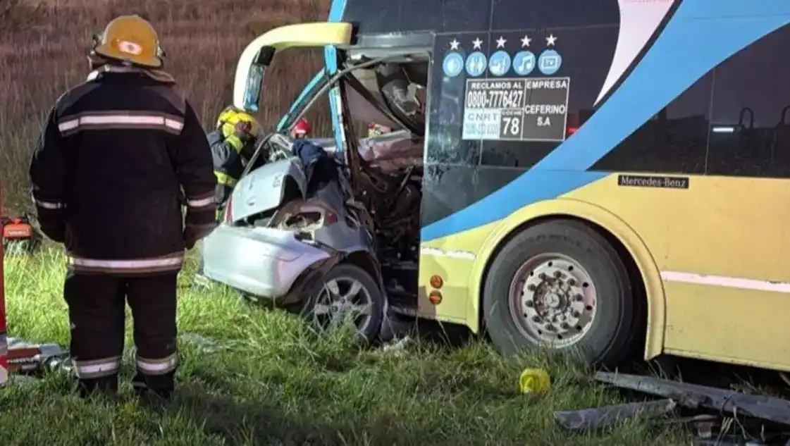 El Peugeot quedó debajo del micro.