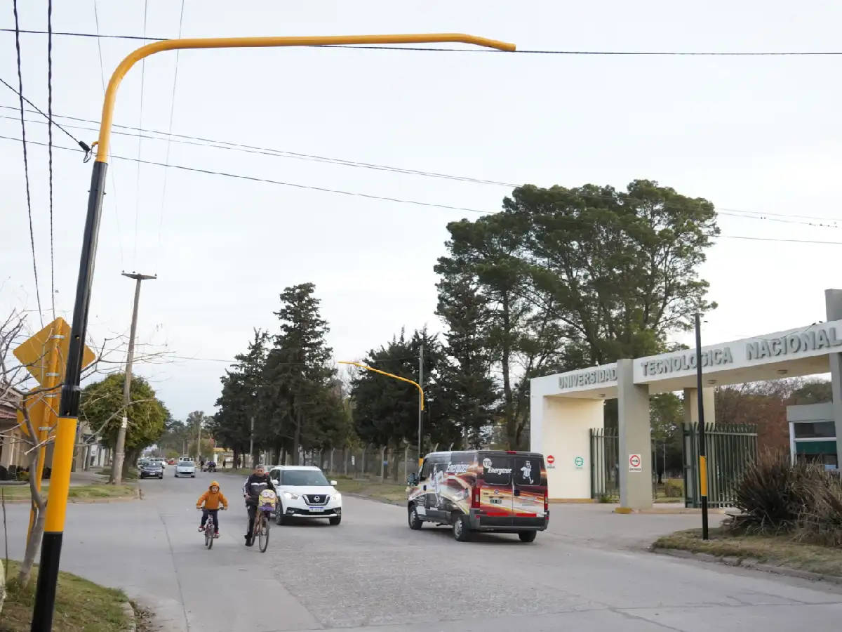 Comenzó la instalación de  semáforos frente a la UTN 